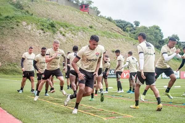 Vitória se reapresenta de olho no Internacional