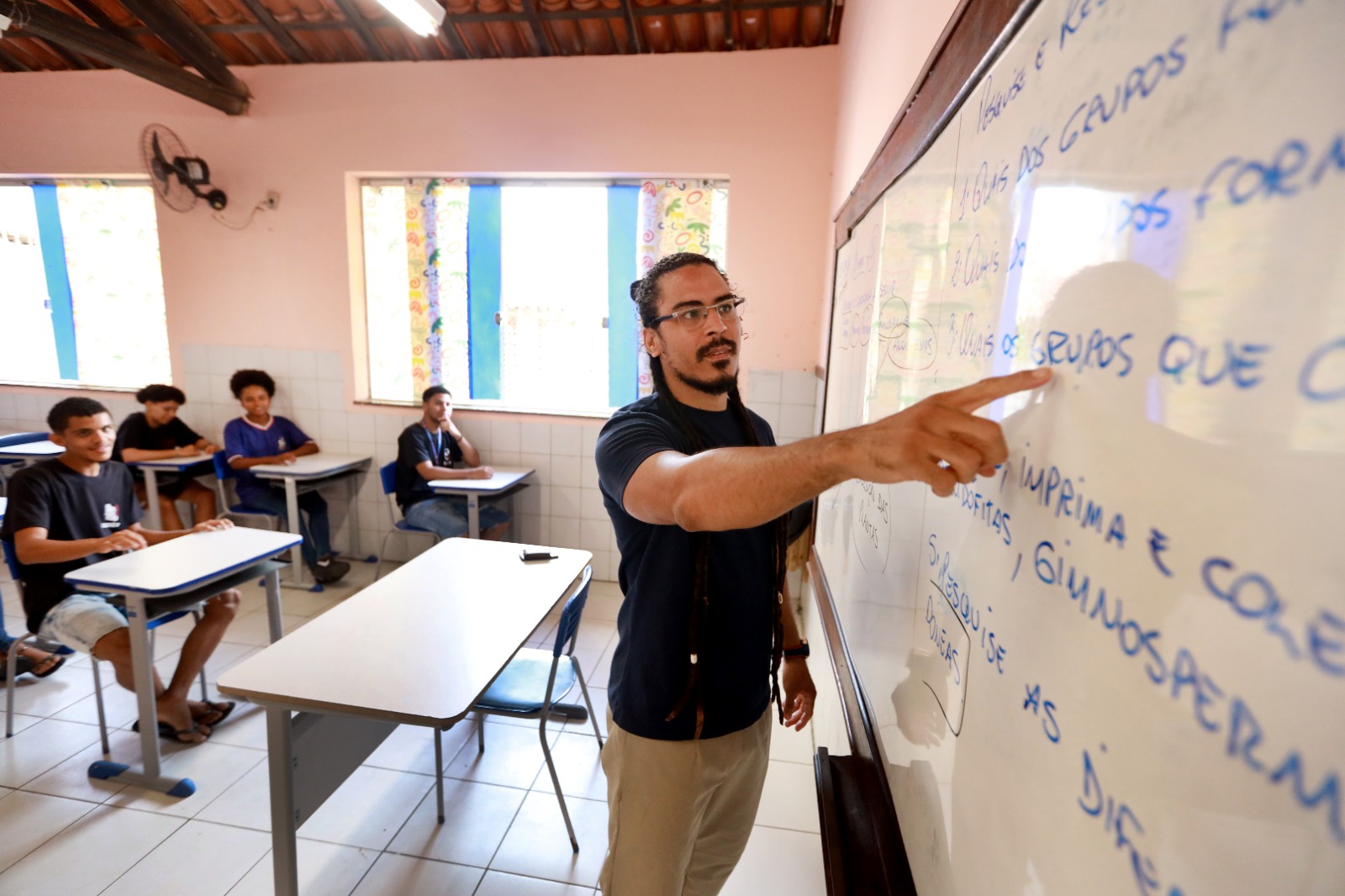 Governo Jerônimo convoca 1.677 novos profissionais da Educação nesta quarta