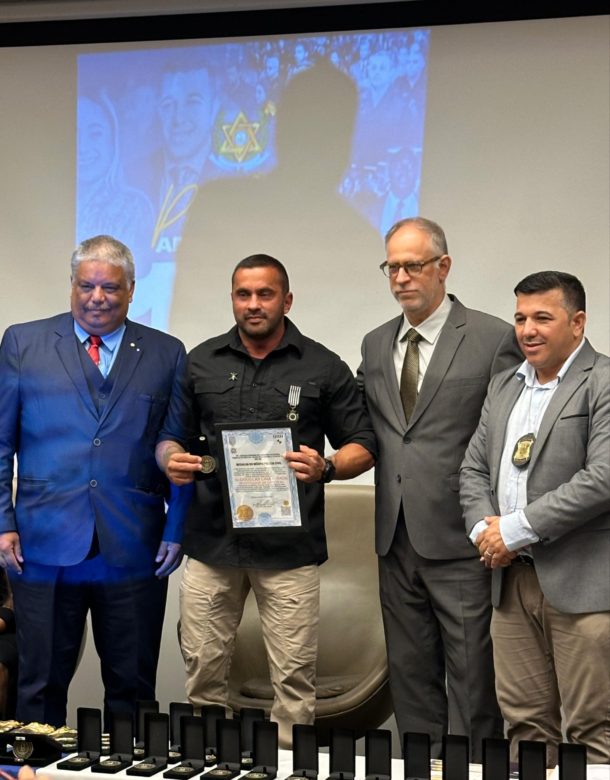 Investigador da Polícia da Bahia, Douglas Pithon recebe honraria no Rio de Janeiro