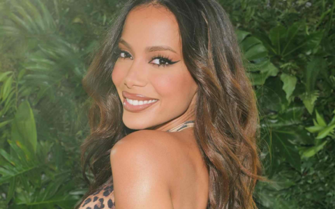 Imagem do post Anitta chega a desfile de mãos dadas com ex-jogador do Flamengo; veja vídeo