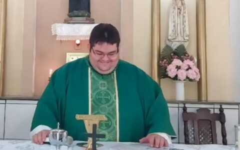 Imagem do post Padre tem crise de riso após tocar música religiosa na versão Calypso