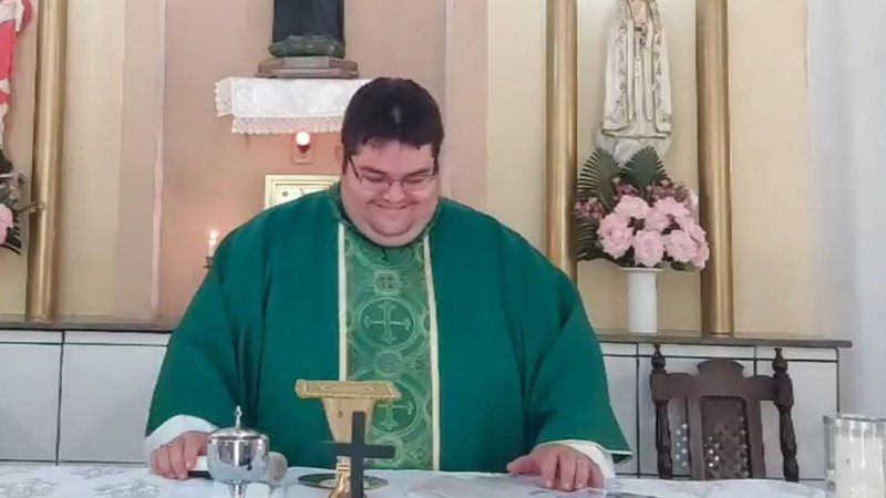 Padre tem crise de riso após tocar música religiosa na versão Calypso