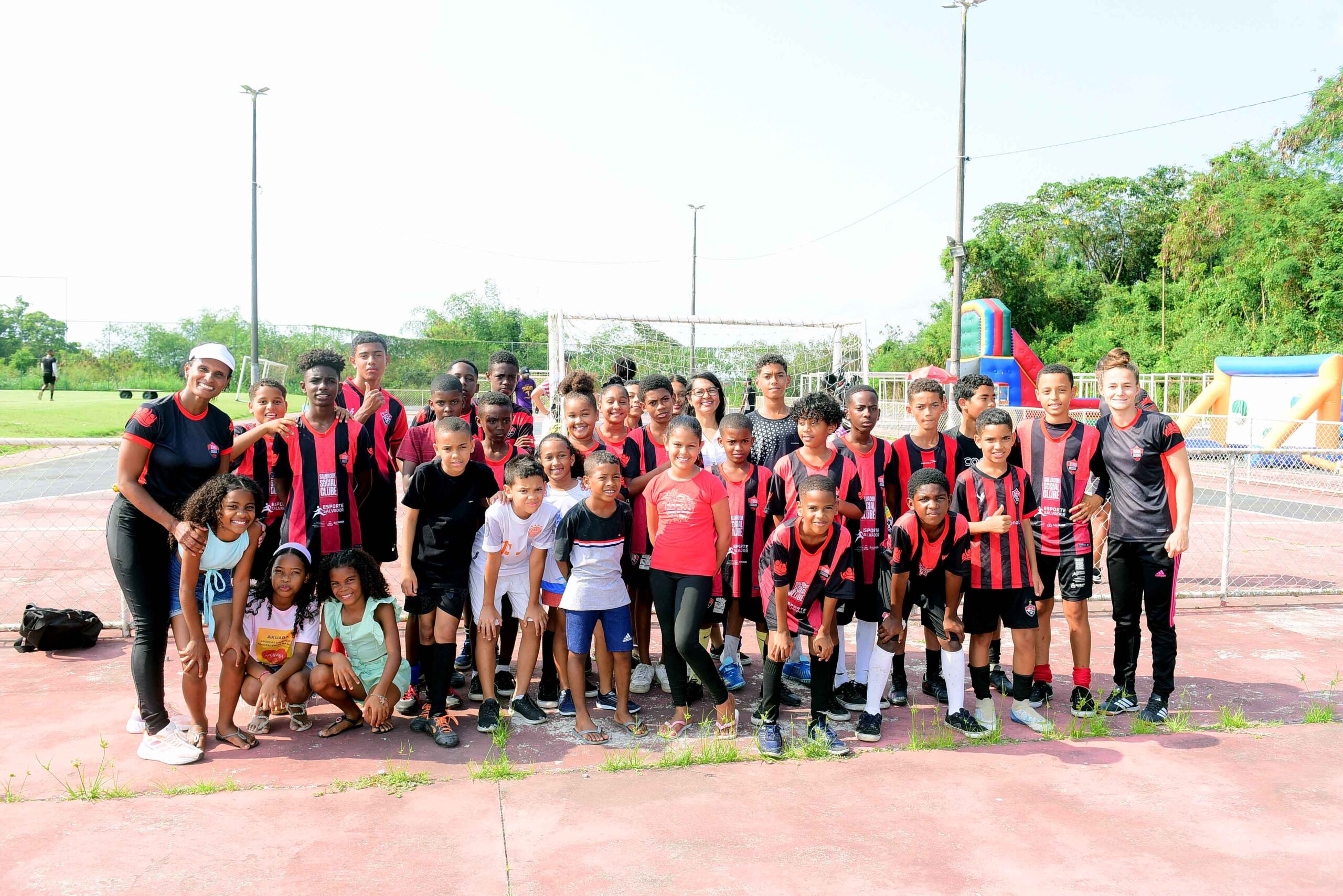 Crianças da rede municipal de ensino celebram o Dia das Crianças no Estádio do Barradão