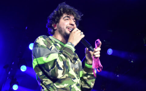 Imagem do post Nattanzinho ganha calcinha de fã, cheira e brinca com Léo Santana