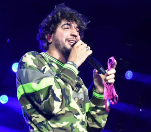 Imagem do post Nattanzinho ganha calcinha de fã, cheira e brinca com Léo Santana