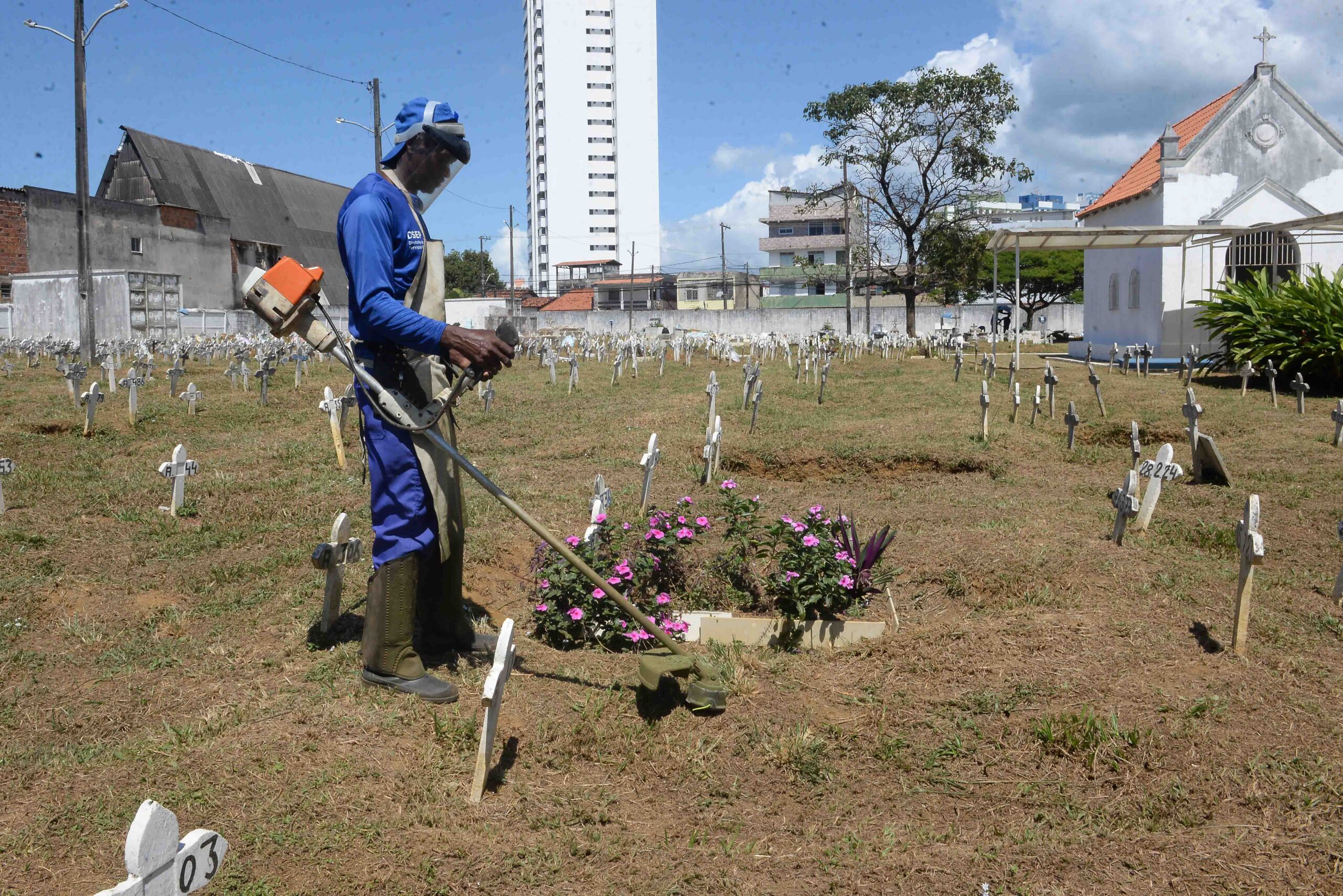 Prefeitura intensifica manutenção em cemitérios municipais como preparação para o Dia de Finados