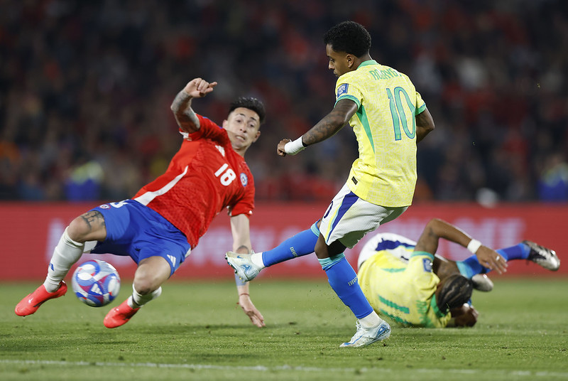 Sem muito brilho, Brasil vence o Chile e respira nas Eliminatórias