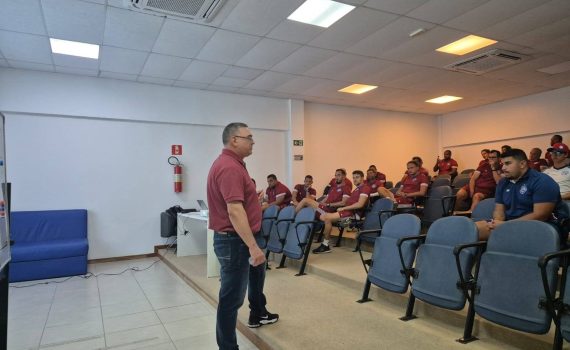 Técnicos da base do Bahia recebem palestra no Programa de Formação Continuada