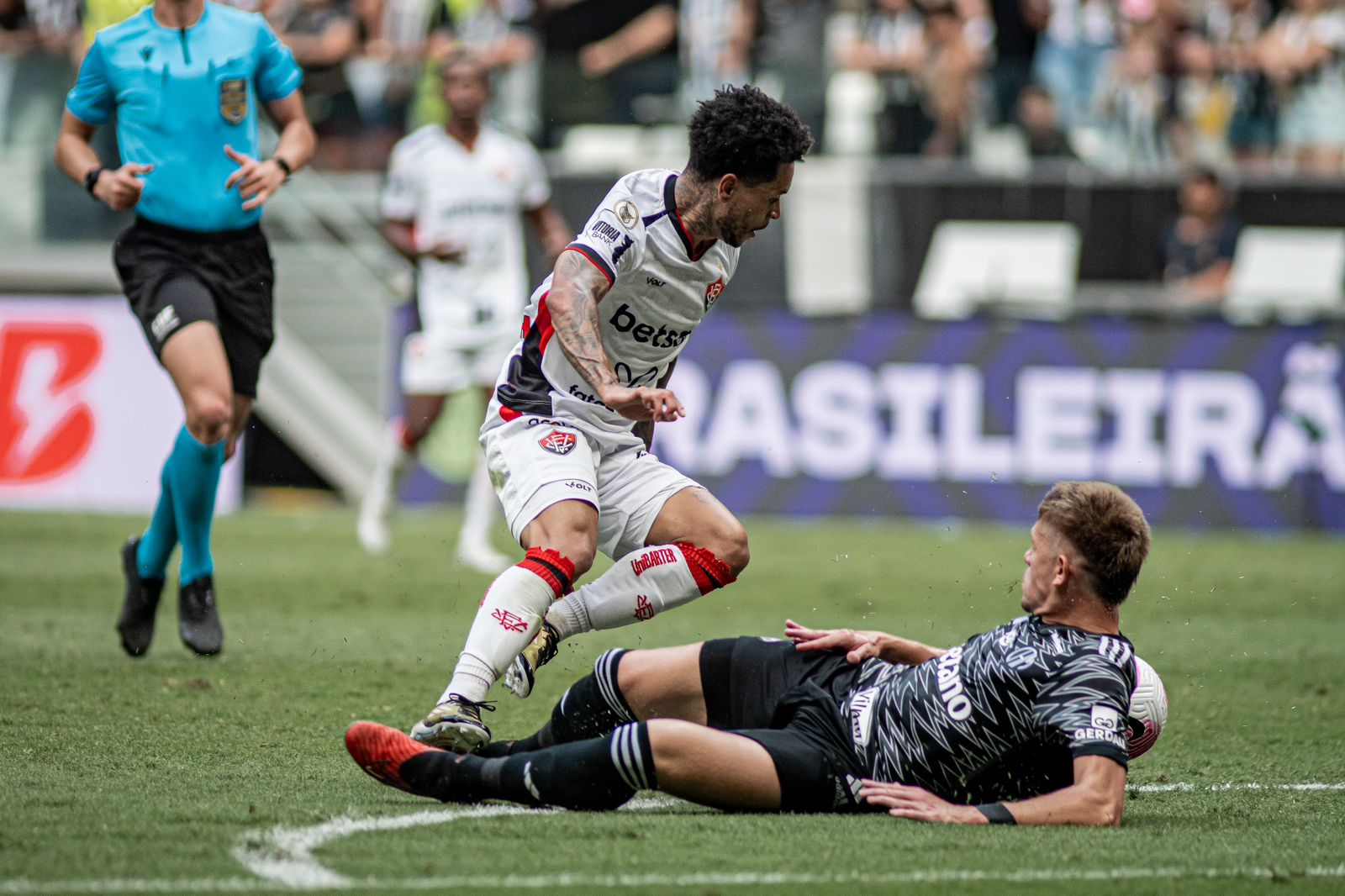 Vitória sai atrás no placar e arranca empate heróico contra o Atlético-MG