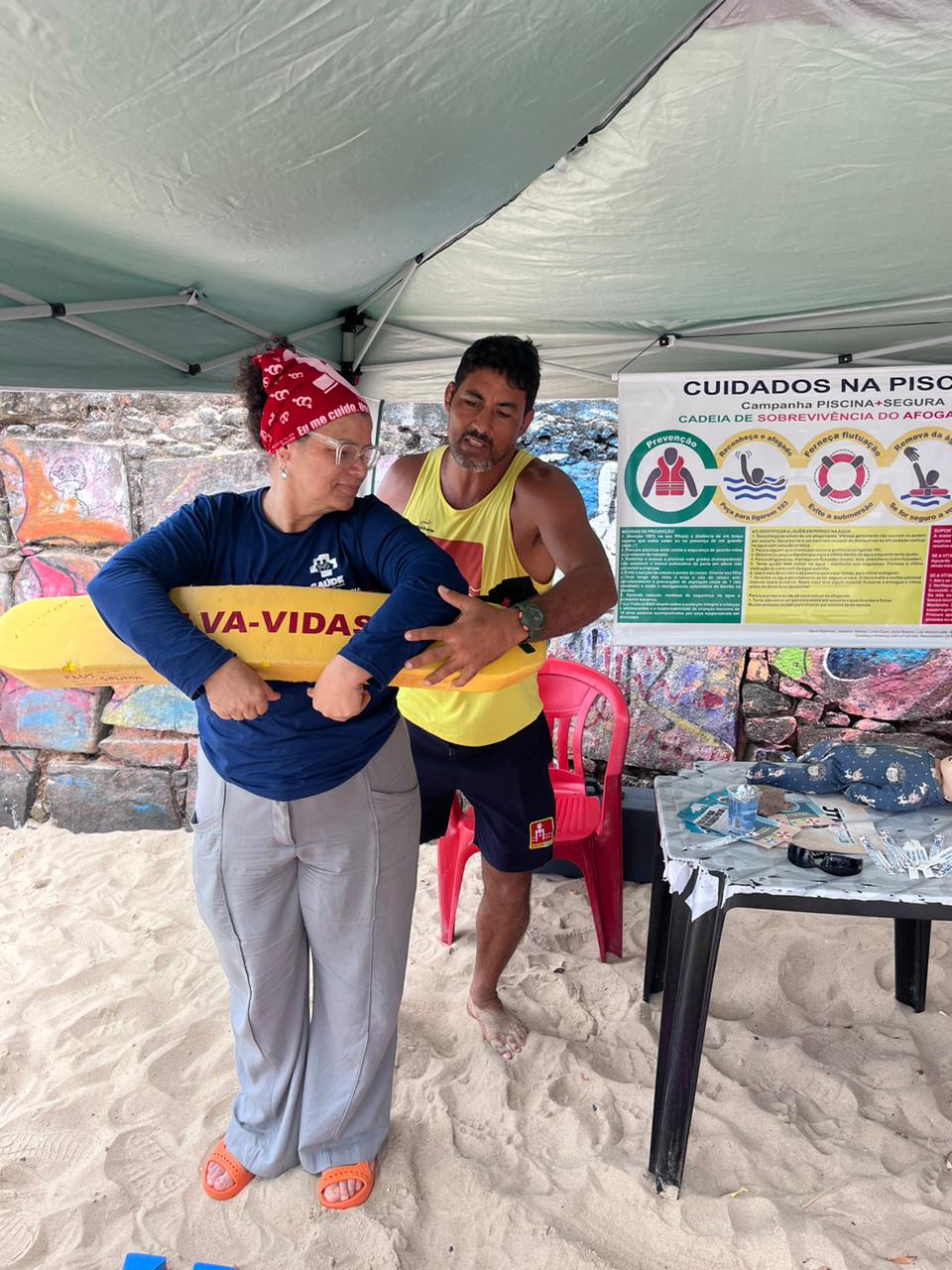 Saúde Municipal promove ação de prevenção na Praia da Preguiça em parceria com Limpurb, Salvamar e Prefeitura-Bairro