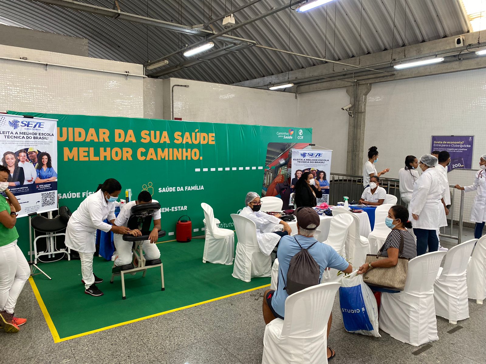 Instituto CCR promove ações de conscientização sobre o câncer de mama durante o Outubro Rosa na Estação Pirajá de Metrô
