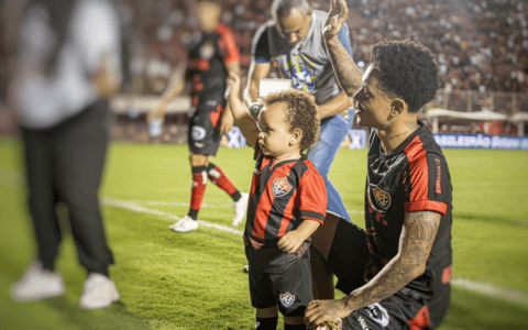 Imagem do post Filho de Matheuzinho viraliza na web após tirar foto com craque do Fluminense
