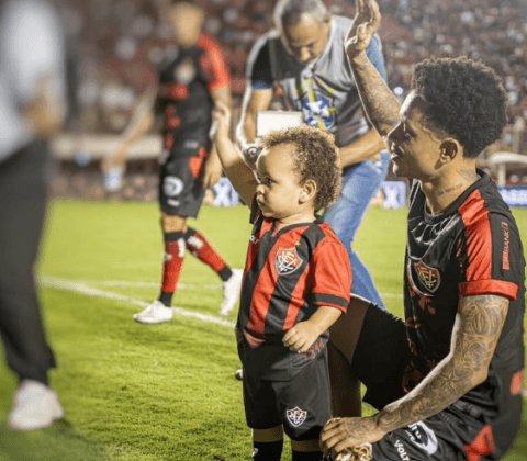 Imagem do post Filho de Matheuzinho viraliza na web após tirar foto com craque do Fluminense
