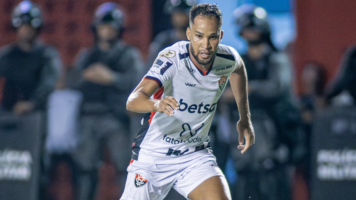 Vitória vence o RB Bragantino e sai da zona de rebaixamento do Brasileirão