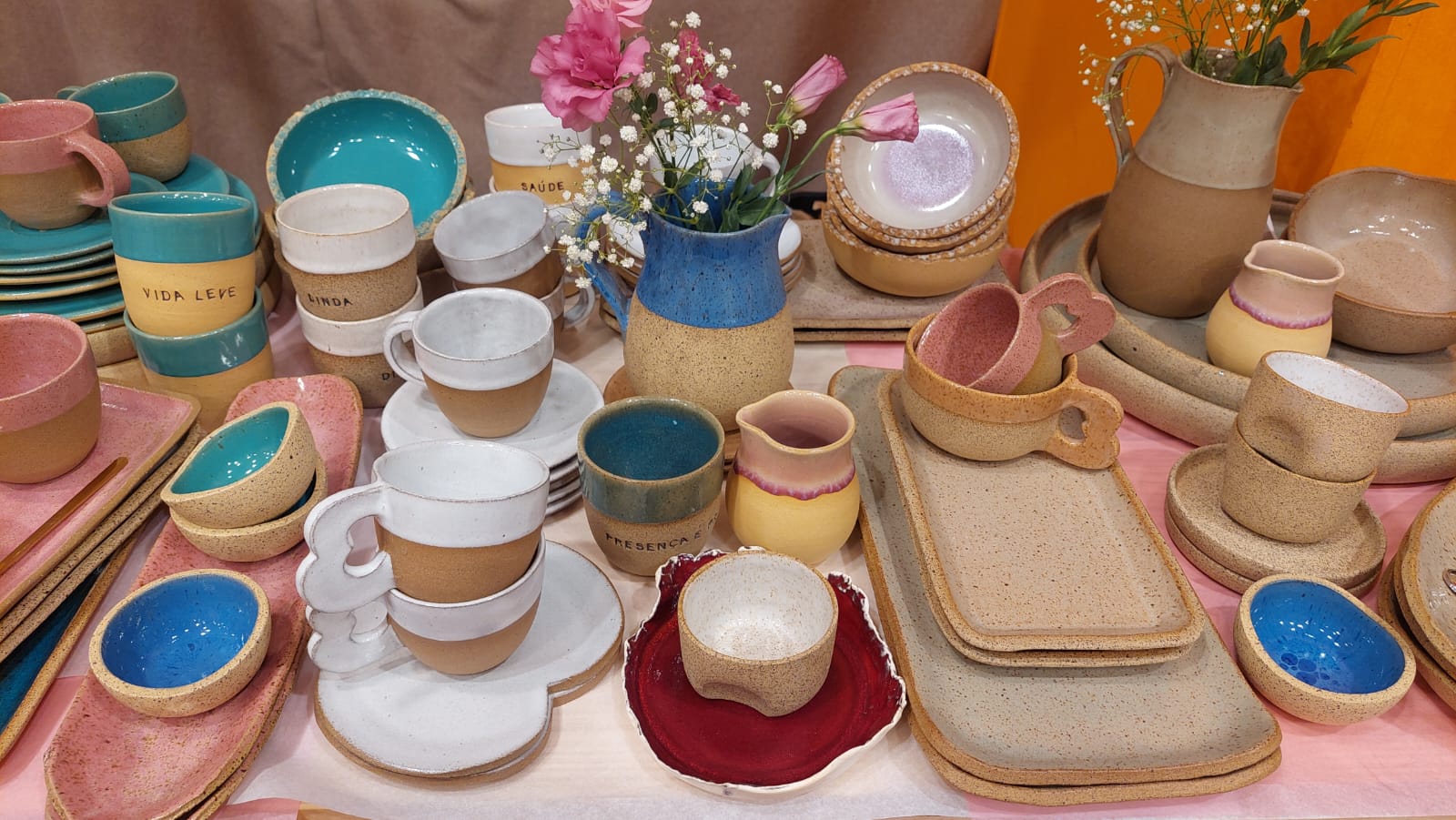 Café Fofoca e Arte segue até domingo com opções de presentes, artesanato e tardes literárias no Shopping Barra