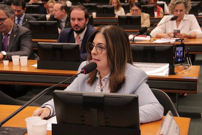 Deputada solicita informações ao Ministério da Saúde sobre os investimentos em mamografias para combater o câncer de mama no Brasil