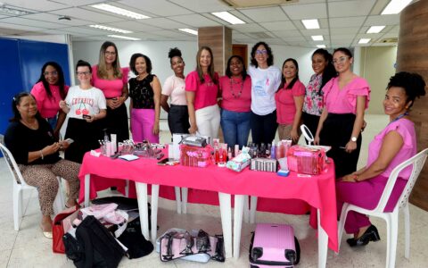 Imagem do post Programação do Outubro Rosa leva palestras, música e sessão de maquiagem para servidoras municipais