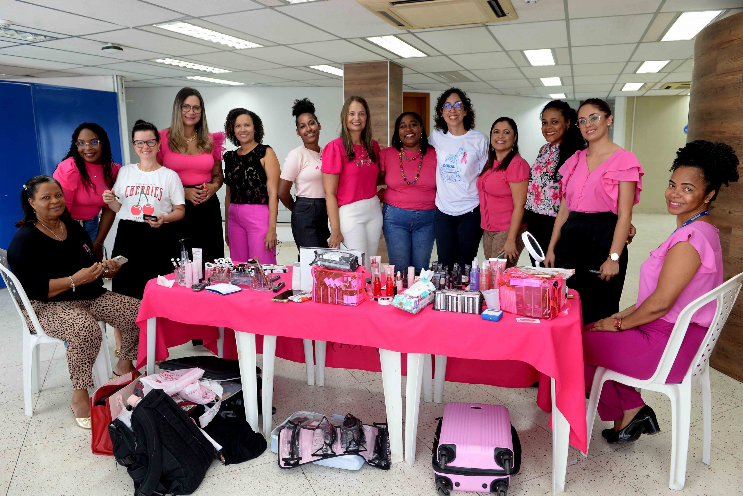 Programação do Outubro Rosa leva palestras, música e sessão de maquiagem para servidoras municipais