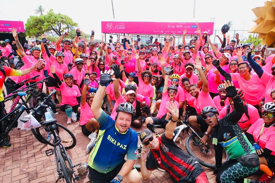 Pedal Outubro Rosa: passeio ciclístico contra o câncer de mama reúne quase 1 mil pessoas na orla de Salvador