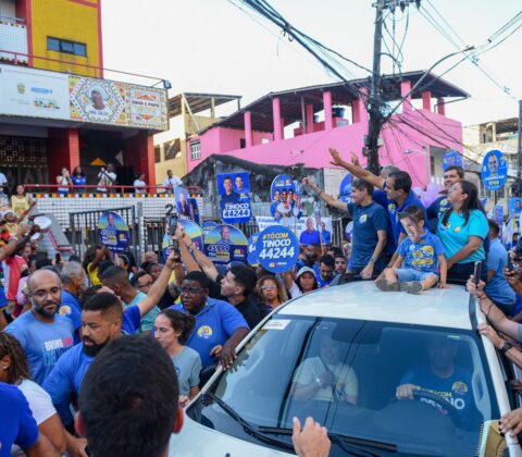Imagem do post Bruno Reis é recebido pelo Ilê Aiyê durante caminhada na Liberdade
