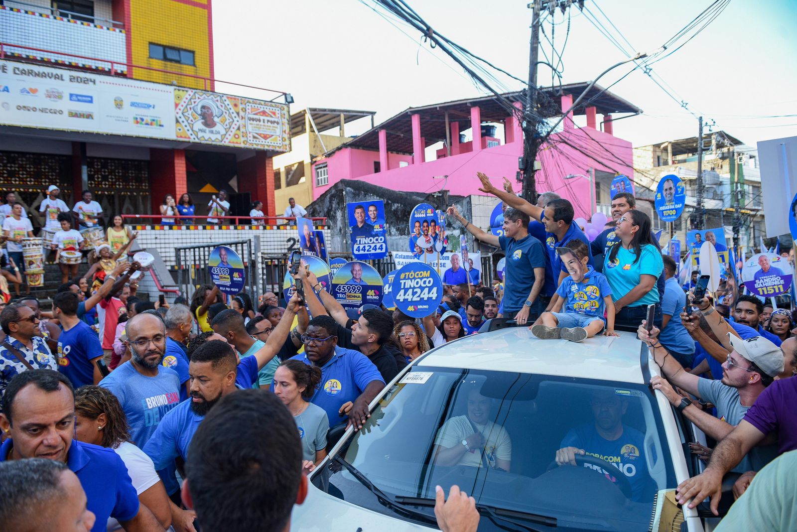 Bruno Reis é recebido pelo Ilê Aiyê durante caminhada na Liberdade