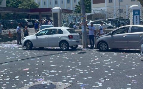 Imagem do post “Santinhos” tomam conta de ruas em zona eleitoral de Salvador