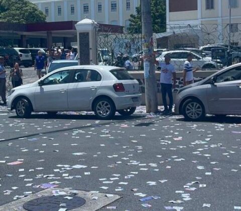 Imagem do post “Santinhos” tomam conta de ruas em zona eleitoral de Salvador