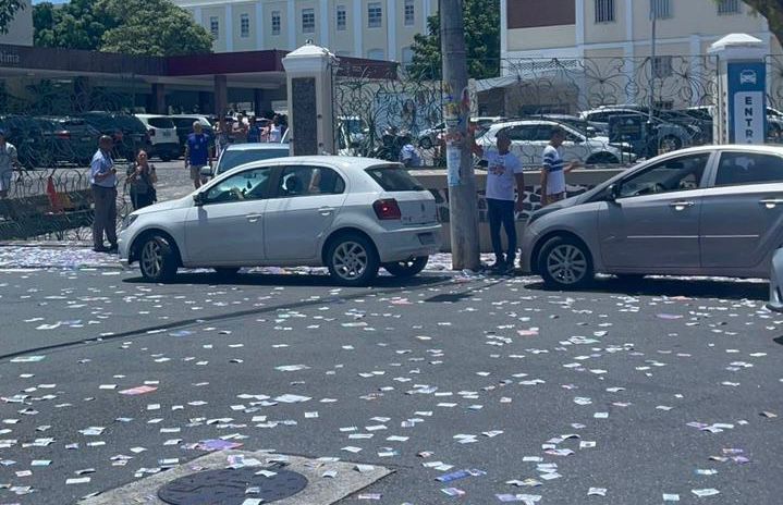 “Santinhos” tomam conta de ruas em zona eleitoral de Salvador