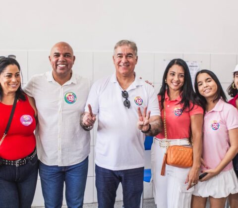 Imagem do post Ao lado do vice, familiares e apoiadores, Zé Neto vota confiante na vitória: “temos tudo pra vencer”