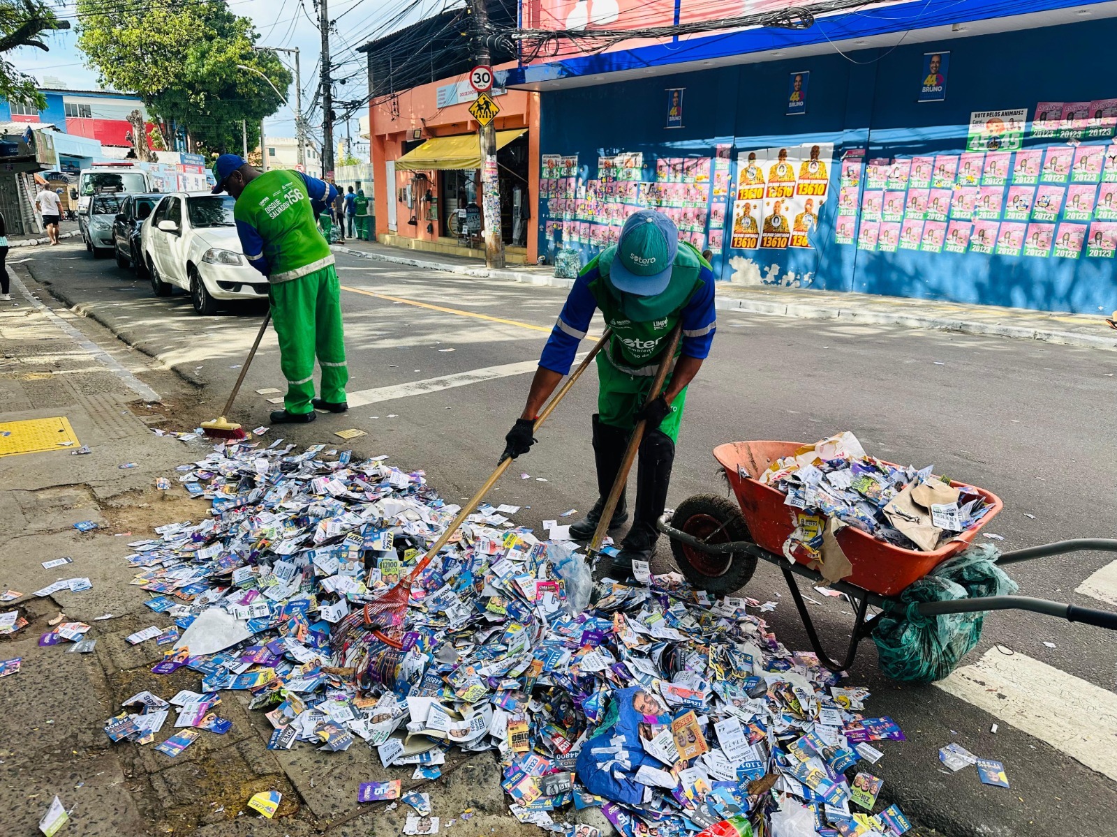 Megaoperação da Limpurb já coletou 165 toneladas de material eleitoral em Salvador