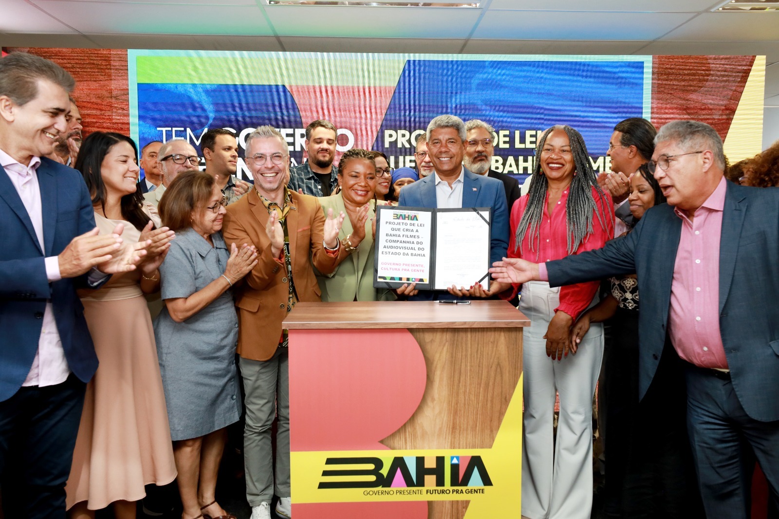 Bahia Filmes: Projeto de Lei que cria a primeira empresa estadual do audiovisual do Brasil é entregue à Alba