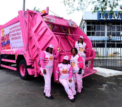 Imagem do post Limpurb entrega caminhões plotados em apoio ao Outubro Rosa