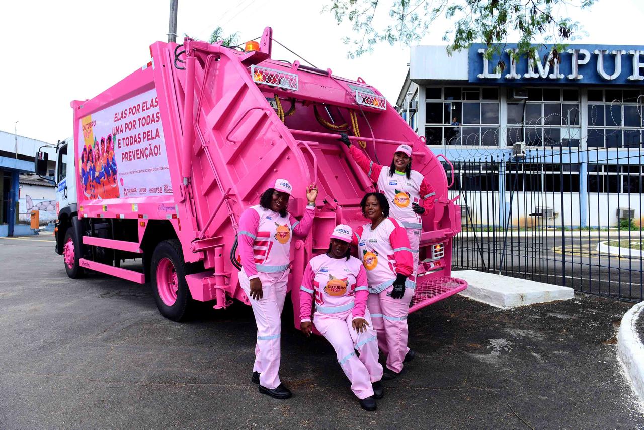 Limpurb entrega caminhões plotados em apoio ao Outubro Rosa