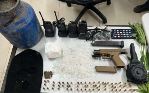 Imagem do post PM apreende arma de uso restrito e drogas em Ipiaú