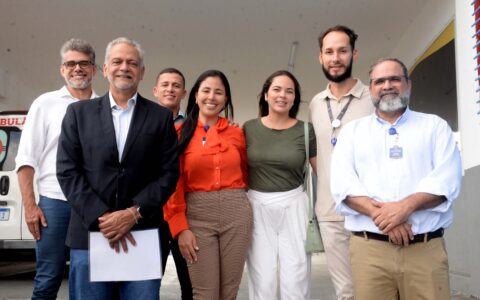 Imagem do post Martagão Gesteira recebe doação em dinheiro arrecadada durante inscrições da Maratona Salvador
