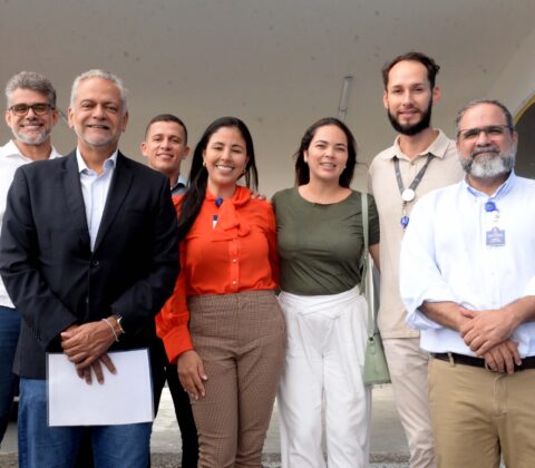 Imagem do post Martagão Gesteira recebe doação em dinheiro arrecadada durante inscrições da Maratona Salvador