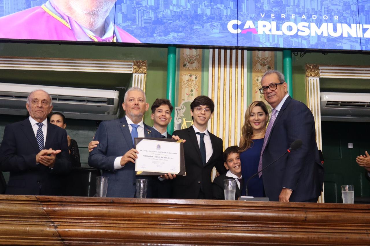 Adriano Gallo é homenageado com a Medalha Thomé de Souza