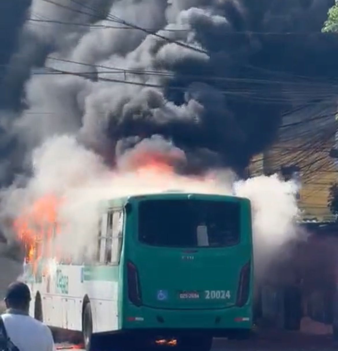 Agora: Ônibus é incendiado no IAPI em protesto pela morte de um jovem 