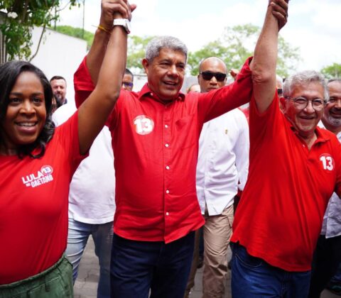 Imagem do post Ao lado de Jerônimo Rodrigues e Pastora Déa, Caetano vota em Camaçari