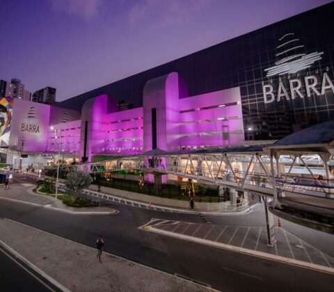 Imagem do post Fachada iluminada marca Campanha do Outubro Rosa no Shopping Barra
