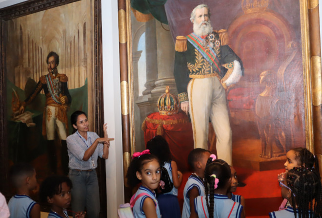 Alunos da Escola Meninos do Futuro fazem tour pela Câmara