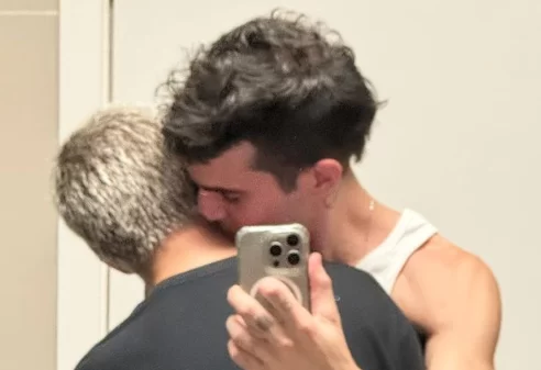 Fiuk aparece agarradinho e gera especulações na web