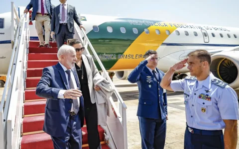 Imagem do post Lula desembarca em Brasília após problema com avião no México