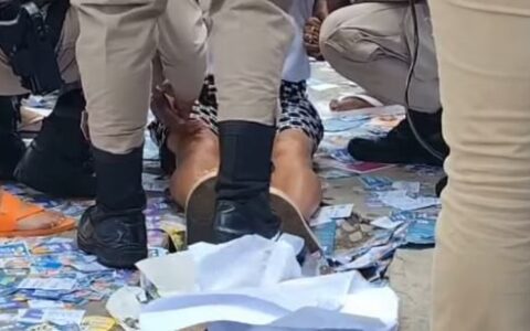 Imagem do post Mulher escorrega em “santinhos” e sofre acidente em Salvador