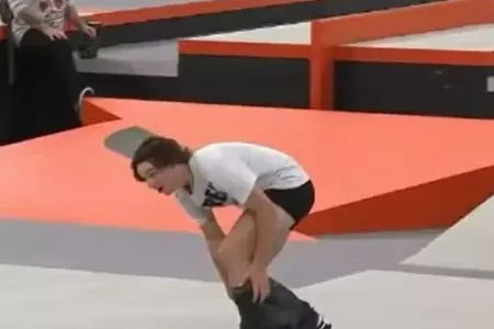 Imagem do post Vídeo: Skatista perde bermuda ao tentar manobra em competição