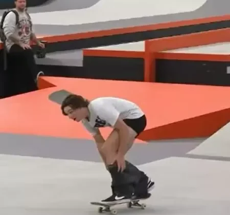 Imagem do post Vídeo: Skatista perde bermuda ao tentar manobra em competição