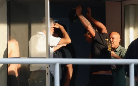 Imagem do post Justiça determina soltura de dez dos 21 torcedores uruguaios no Rio