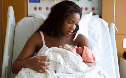 Imagem do post IZA posta fotos da filha ao lado da família e mostra rosto da pequena pela primeira vez