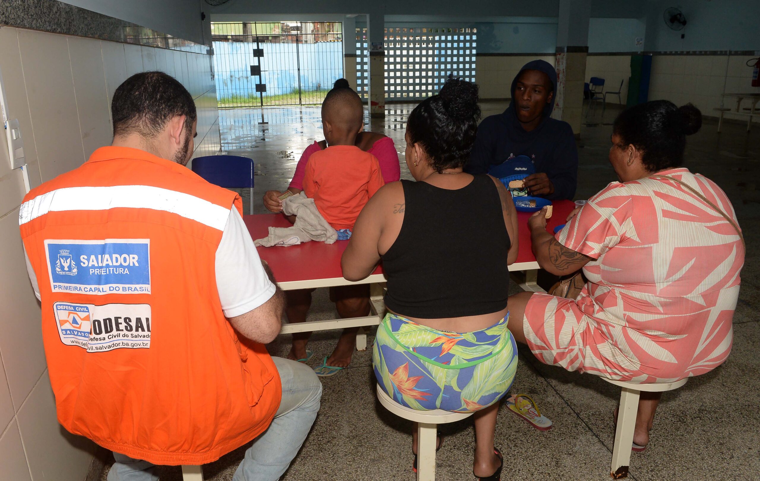 Prefeitura de Salvador oferece apoio emergencial às vítimas das chuvas com abrigos e assistência social