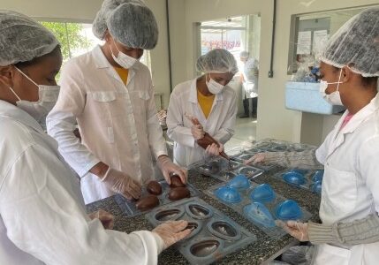 Imagem do post Escolas-fábricas da rede estadual expõem chocolates e sabonetes durante Fenagro